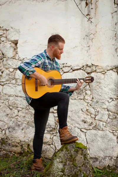 Kızıl saçlı sakallı adam gitar ile — Stok fotoğraf