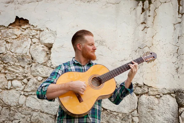 Redhead bearded man with guitar — Stock Photo, Image