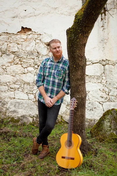 Redhead bearded man with guitar — Stock Photo, Image