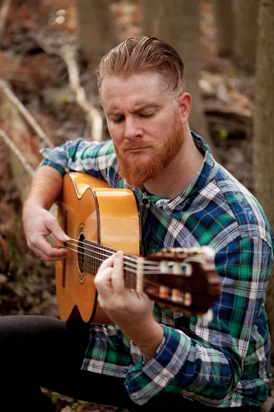 Redhead bearded man with guitar — Stock Photo, Image