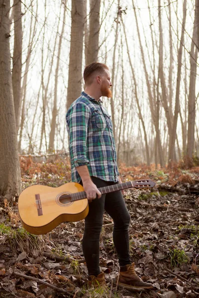 Redhead bearded man with guitar — Stock Photo, Image