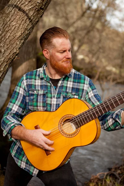 Redhead bearded man with guitar — Stock Photo, Image