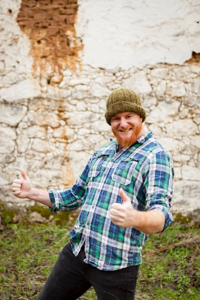 Pelirroja barbudo hombre con gorro sombrero — Foto de Stock