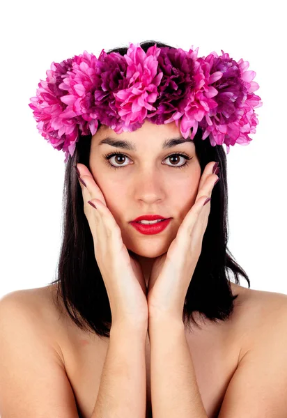 Menina morena com flores roxas grinalda — Fotografia de Stock