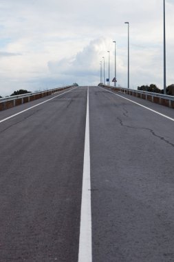 Bulutlu gökyüzü ile yalnız yol