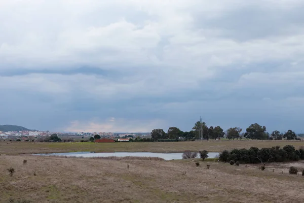 Landschaft mit bewölktem Himmel — Stockfoto