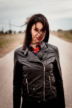 siyah deri ceket ile kadın