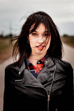 siyah deri ceket ile kadın