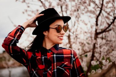 Kız şapka ve güneş gözlüğü