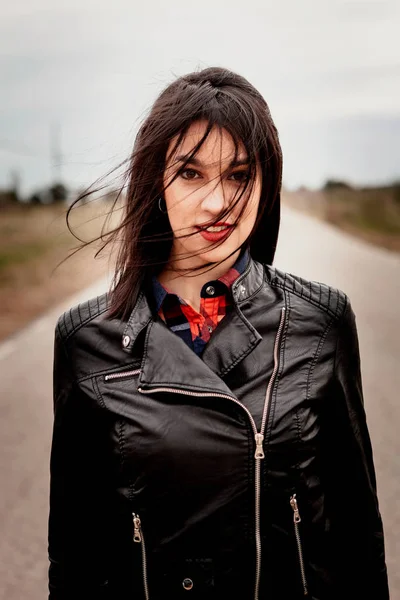 Mulher com jaqueta de couro preto — Fotografia de Stock