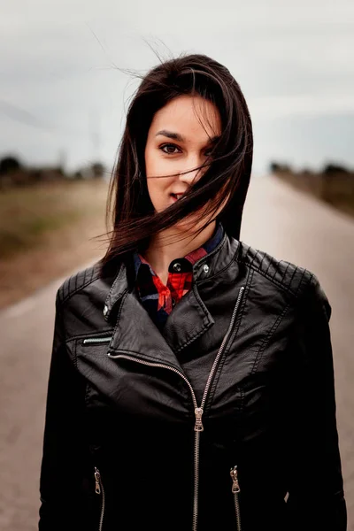 Frau mit schwarzer Lederjacke — Stockfoto