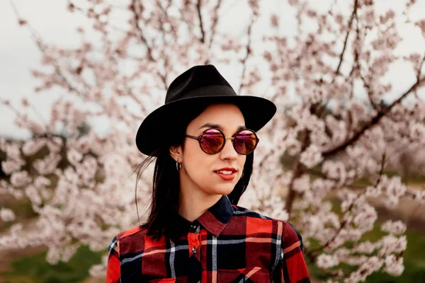 Chica con sombrero y gafas de sol — Foto de Stock