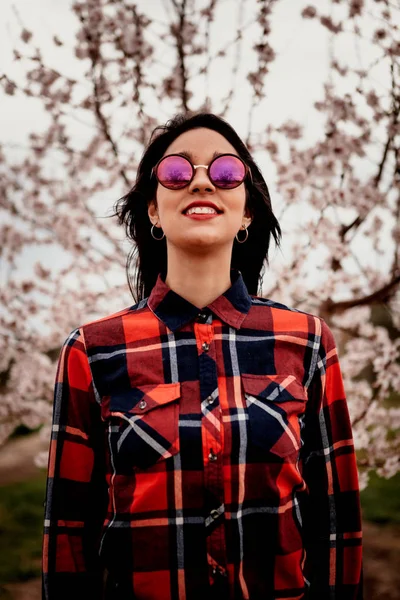 Ελκυστική μελαχρινή κοπέλα με τα γυαλιά ηλίου — Φωτογραφία Αρχείου