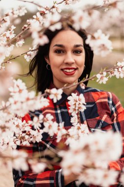 badem ağacı dalları ile çiçek kız