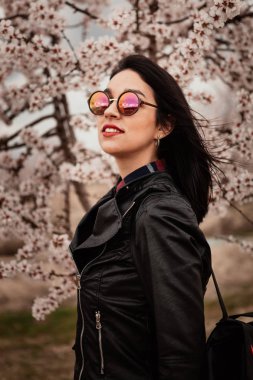 badem ağacı karşı kızı