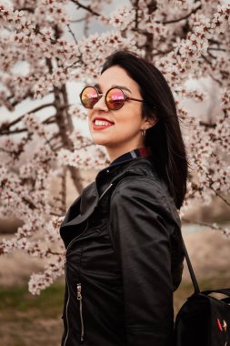 badem ağacı karşı kızı