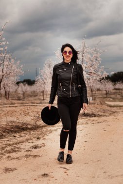 Deri ceketli kadın.