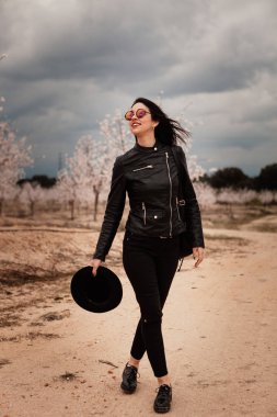 Deri ceketli kadın.