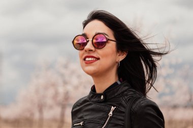 Deri ceketli kadın.