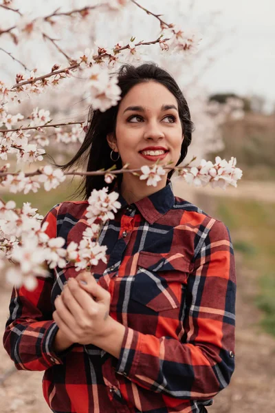 badem ağacı dalları ile çiçek kız