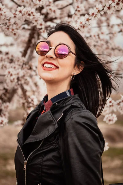 badem ağacı karşı kızı