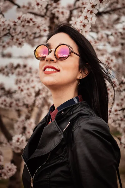 badem ağacı karşı kızı