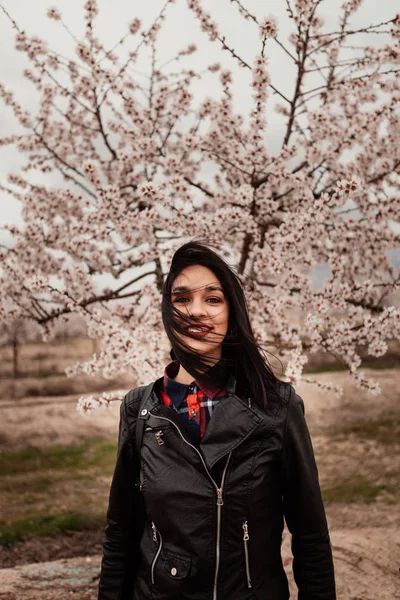 Chica contra el almendro — Foto de Stock