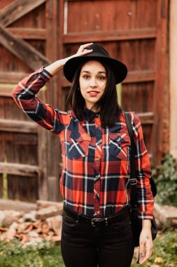 Kırmızı ekose gömlek ile kız 