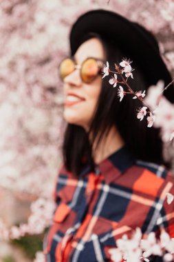 güneş gözlüğü ve şapka ile şık kız