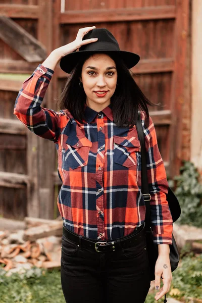 Mädchen mit rotem Karohemd — Stockfoto