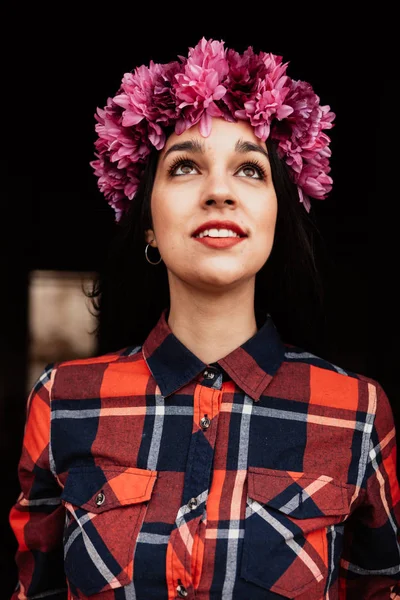 ピンクの花の花輪を持つ美少女 — ストック写真