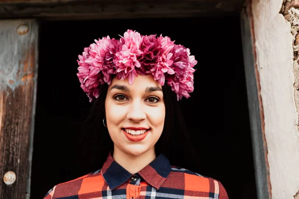 Menina bonita com coroa de flores rosa — Fotografia de Stock