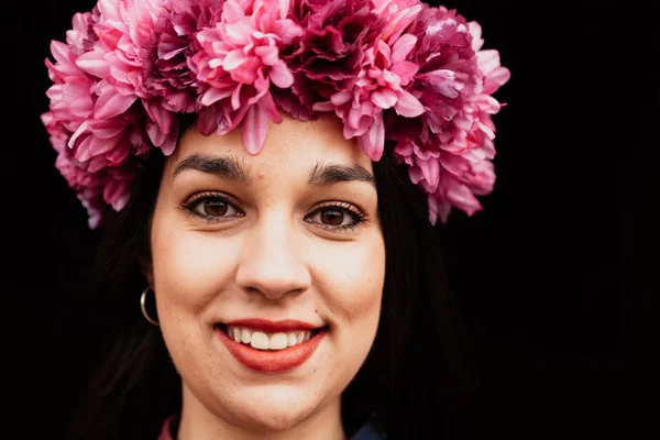 Menina bonita com coroa de flores rosa — Fotografia de Stock