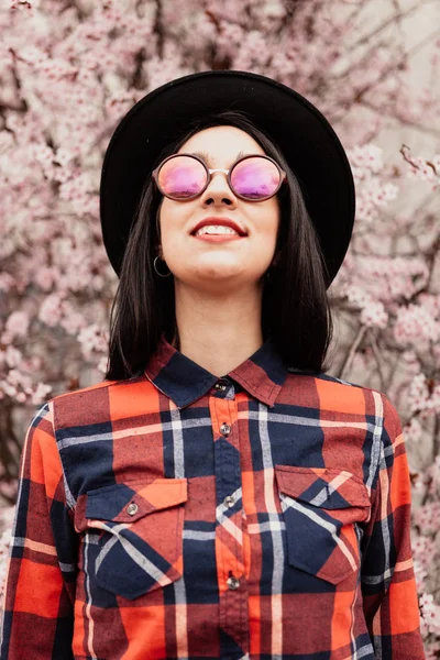 Chica con estilo con gafas de sol y sombrero — Foto de Stock