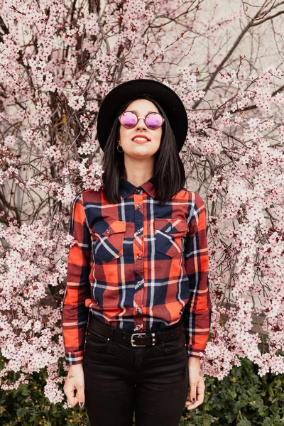 Chica con estilo con gafas de sol y sombrero — Foto de Stock