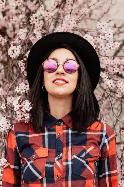 Chica con estilo con gafas de sol y sombrero — Foto de Stock