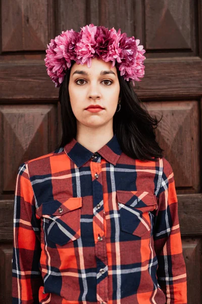 Jolie fille avec couronne de fleurs roses — Photo