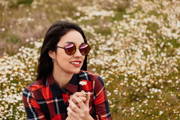 Mooie jonge vrouw met daisy — Stockfoto