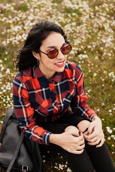 Brunette meisje in bloemrijke weide — Stockfoto