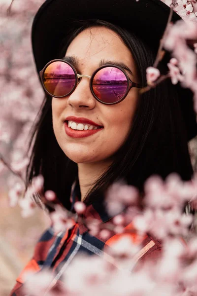 Chica con gafas de sol y sombrero — Foto de Stock