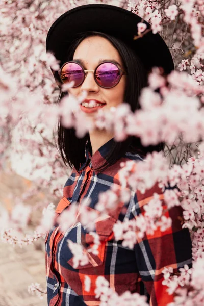 Chica con gafas de sol y sombrero — Foto de Stock