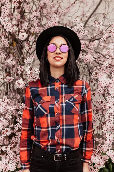 Chica con gafas de sol y sombrero — Foto de Stock