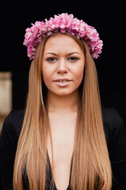 çiçek çelenk ile sarışın kız