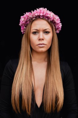 çiçek çelenk ile sarışın kız