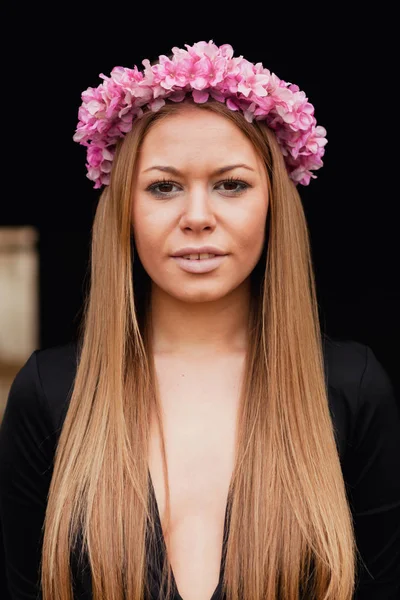 Blond tjej med blommig krans — Stockfoto