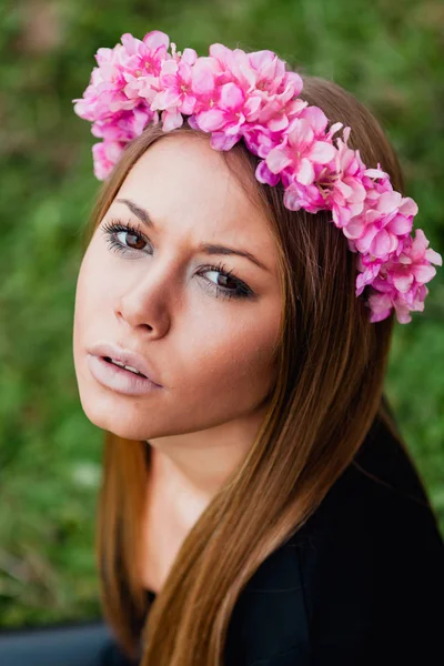 Menina loira com coroa floral — Fotografia de Stock
