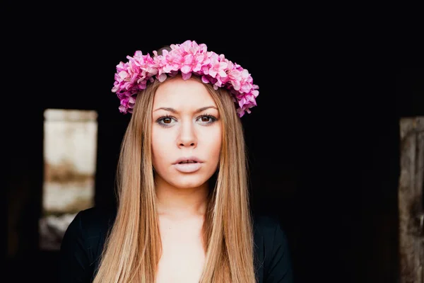 Blond meisje met bloemen krans — Stockfoto