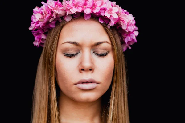 Blond tjej med blommig krans — Stockfoto