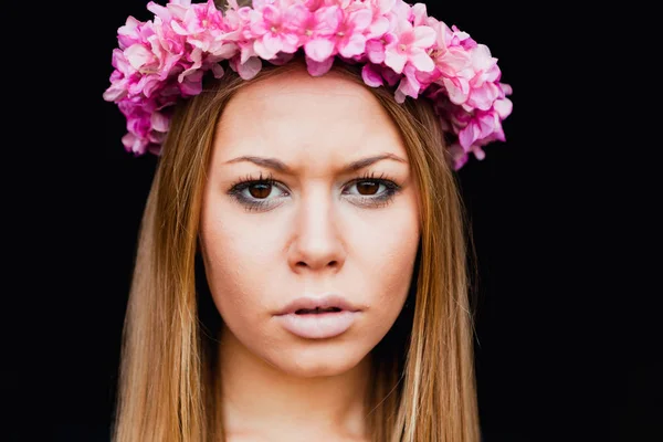 Blondes Mädchen mit Blumenkranz — Stockfoto