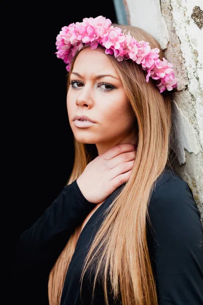 Blond meisje met bloemen krans — Stockfoto